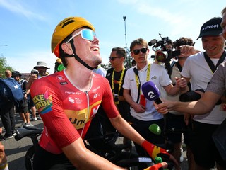Nórsky cyklista Sören Waerenskjold oslavuje výhru v 11. etape Tour de France 2026.