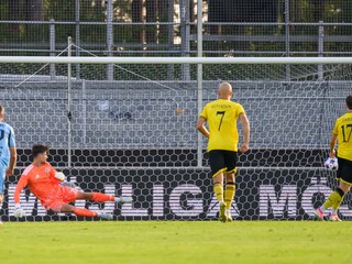 Kenan Bajrič (Slovan), Dominik Takáč (Slovan), Viktor Gustafson (Mjällby) a Elliot Stroud (Mjällby), ktorý dáva gól počas prvého zápasu 3. predkola Ligy majstrov Mjällby AIF - ŠK Slovan Bratislava.