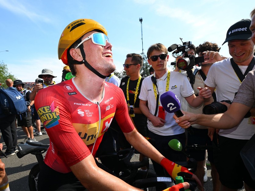Nórsky cyklista Sören Waerenskjold oslavuje výhru v 11. etape Tour de France 2026. 