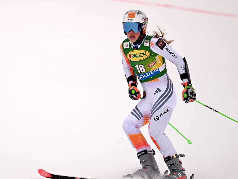 Petra Vlhová na trati počas obrovského slalomu Svetového pohára v alpskom lyžovaní v rakúskom Söldene 
