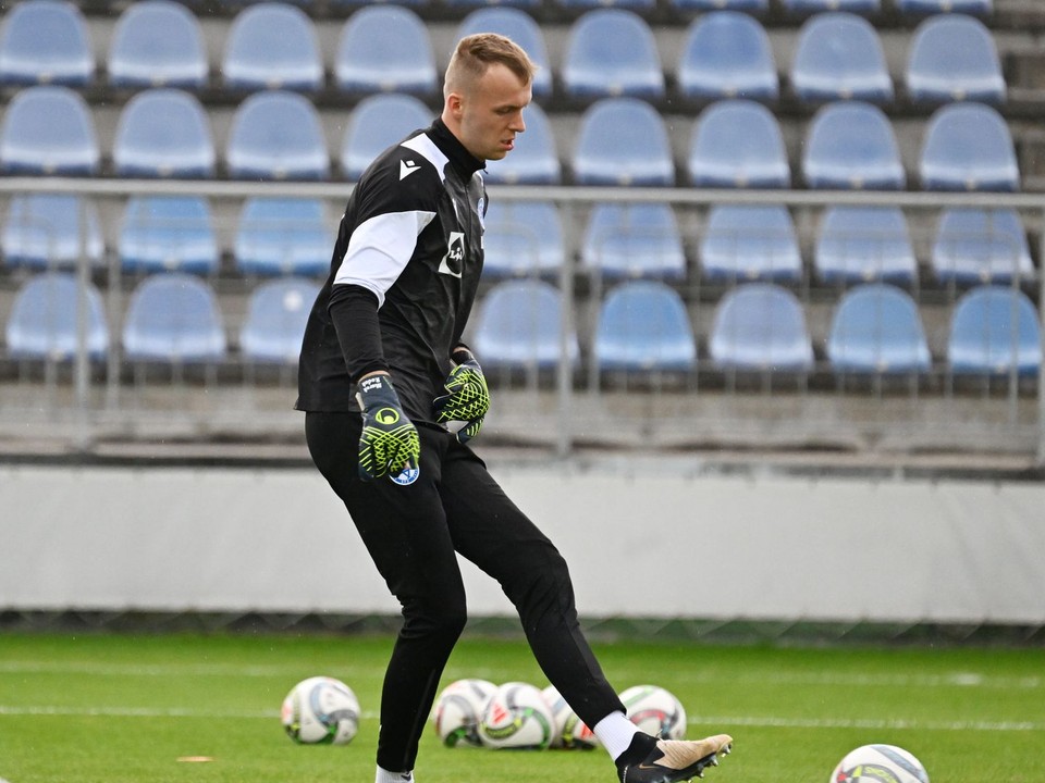 Brankár Marek Rodák počas tréningu slovenskej reprezentácie pred zápasom proti Švédsku v Lige národov.