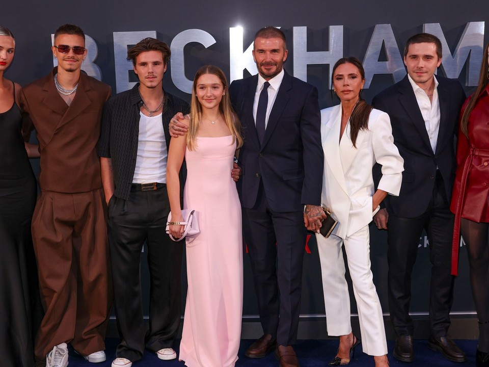 Zľava Mia Reganová, Romeo Beckham, Cruz Beckham, Harper Beckhamová, David Beckham, Victoria Beckhamová, Brooklyn Beckham and Nicola Peltzová 