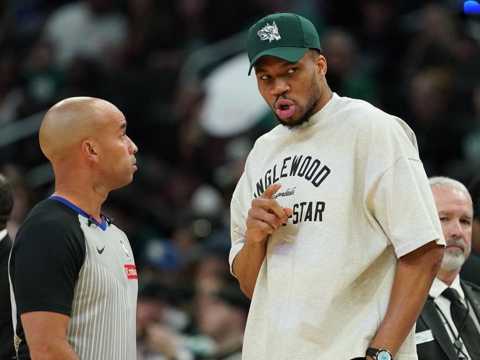 Zranený basketbalista Milwaukee Bucks Giannis Antetokounmpo