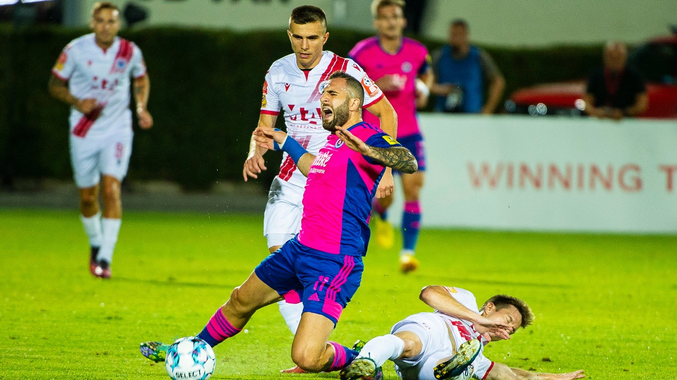 Športový TV program: ŠK Slovan Bratislava bojuje o skupinovú fázu Európskej konferenčnej ligy (EKL).
