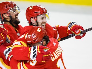 Hráči Calgary Flames oslavujú.