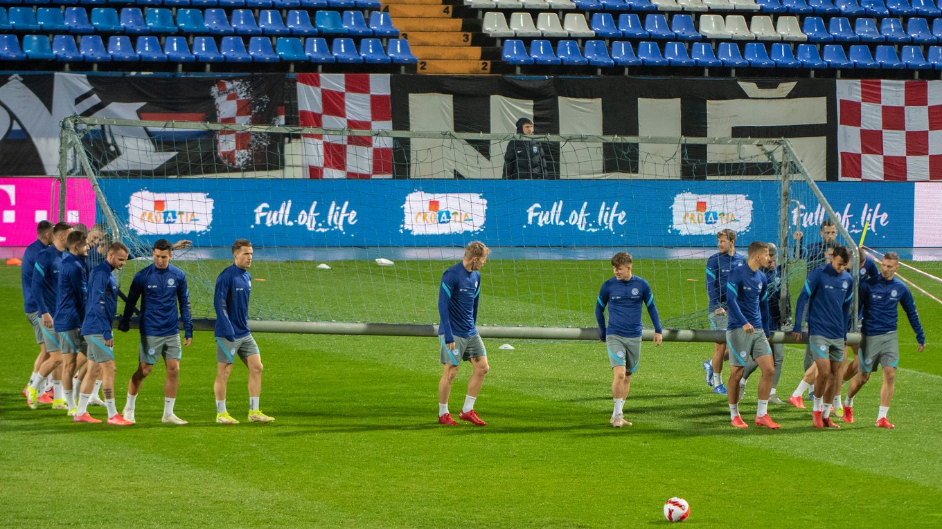 Slovenskí futbalisti na štadióne v chorvátskom meste Osijek.