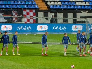 Slovenskí futbalisti na štadióne v chorvátskom meste Osijek.