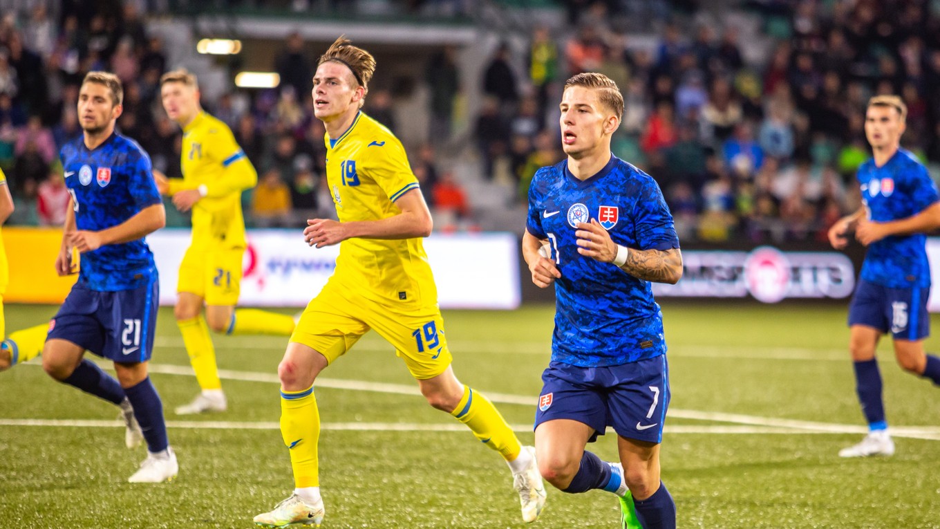 Tomáš Suslov v zápase Slovensko - Ukrajina v baráži ME vo futbale do 21 rokov 2023.