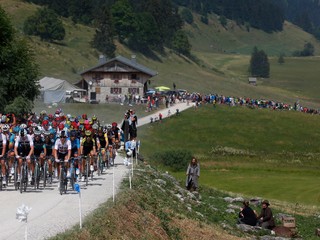 Pelotón počas jednej z horských etáp na Tour de France 2018.