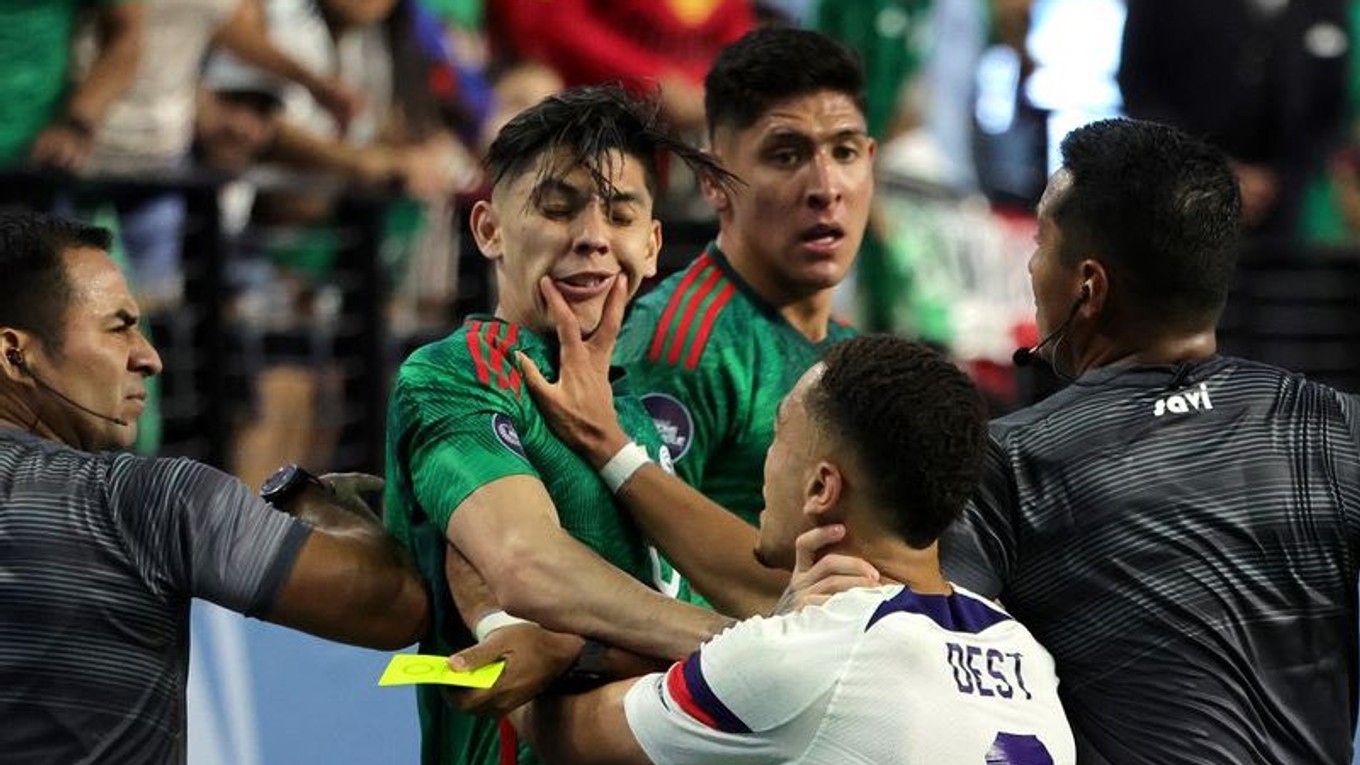 Incident v zápase Concacaf Cup medzi USA a Mexikom. 