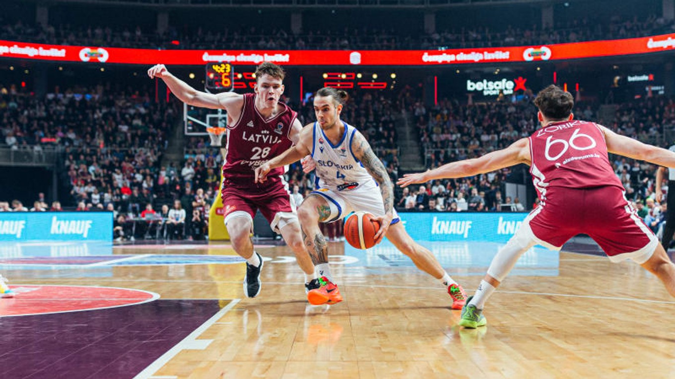 Momentka z prvého vzájomného zápasu Lotyšsko - Slovensko v kvalifikácii na ME v basketbale 2025.