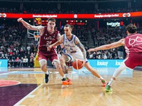 Momentka z prvého vzájomného zápasu Lotyšsko - Slovensko v kvalifikácii na ME v basketbale 2025.