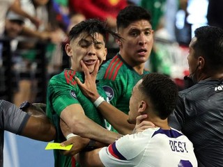 Incident v zápase Concacaf Cup medzi USA a Mexikom. 