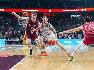 Momentka z prvého vzájomného zápasu Lotyšsko - Slovensko v kvalifikácii na ME v basketbale 2025.