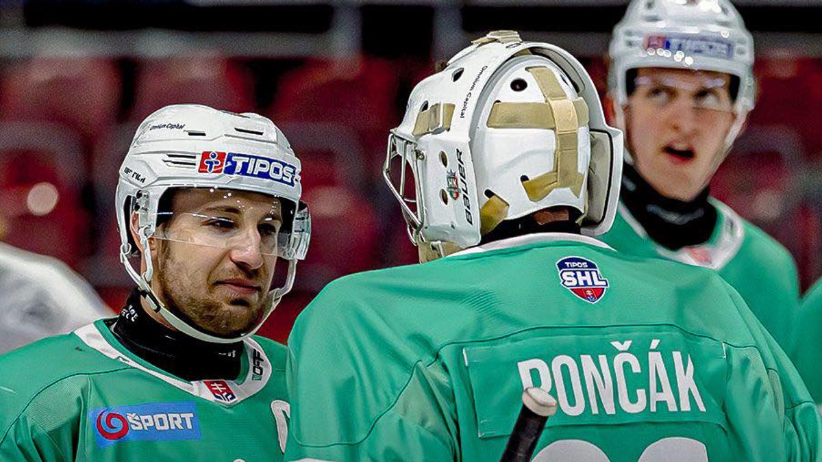 Kapitán Skalice Juraj Jurík (vľavo).