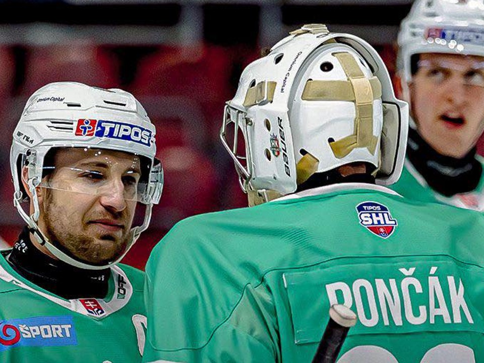 Kapitán Skalice Juraj Jurík (vľavo).