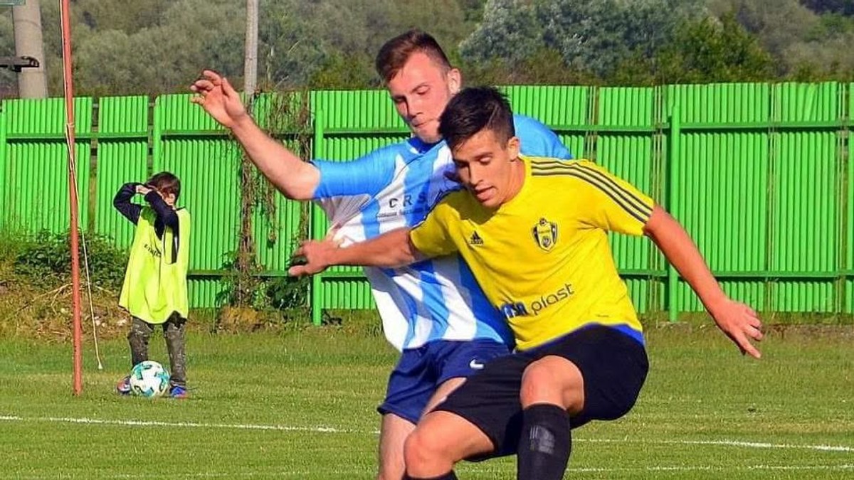 Vpredu Dárius Popík.