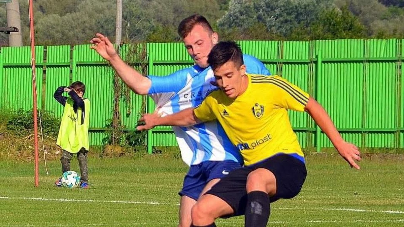 Vpredu Dárius Popík.