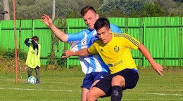 Vpredu Dárius Popík.