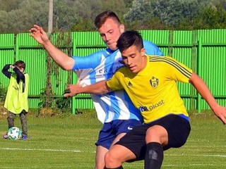 Vpredu Dárius Popík.