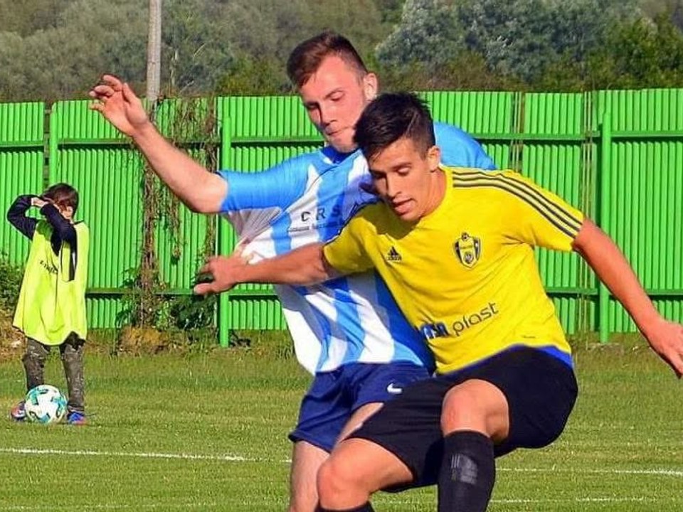 Vpredu Dárius Popík.