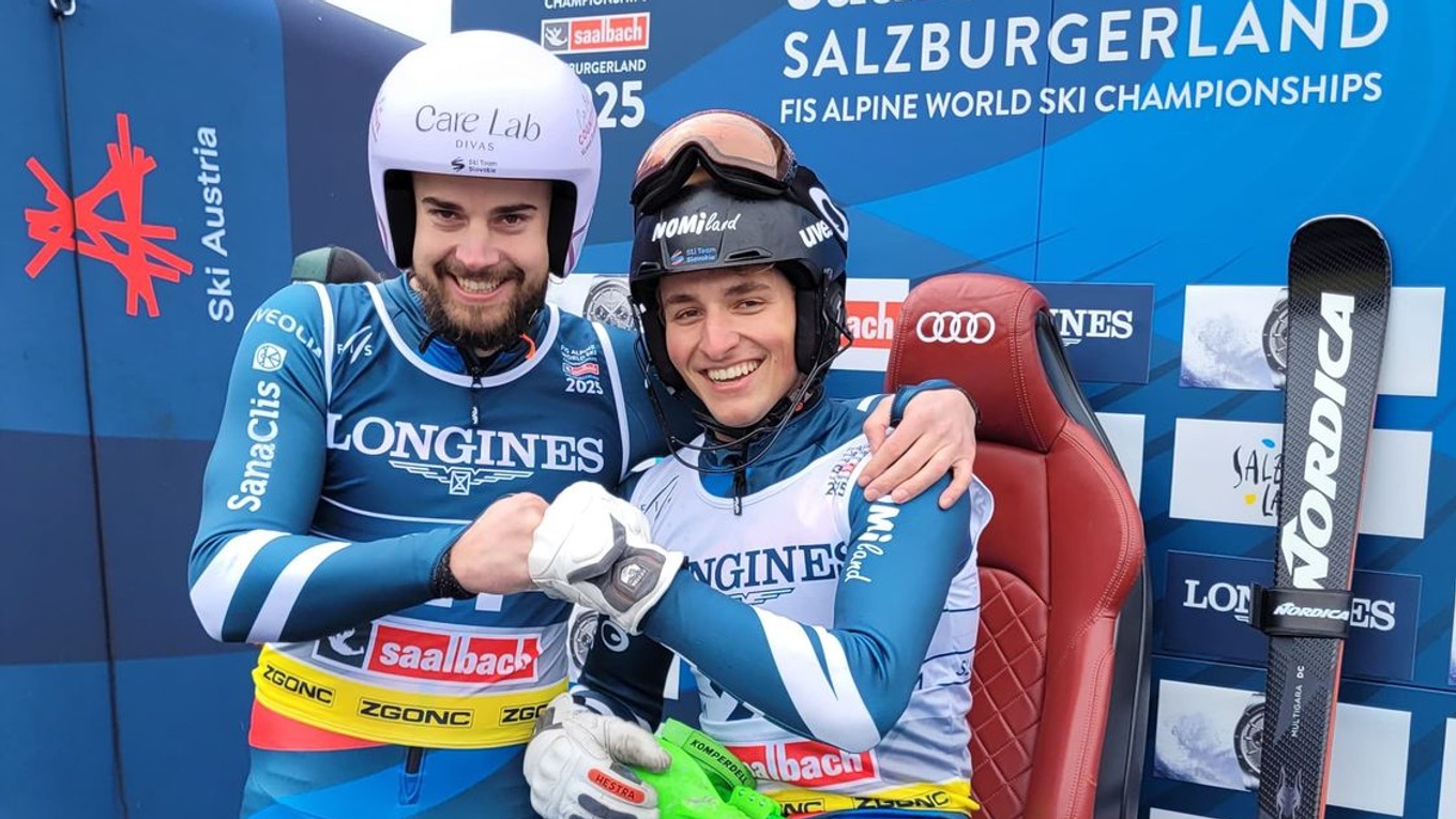 Matej Prieložný (vľavo) a Adam Nováček počas tímovej súťaže na MS v Saalbachu 2025.