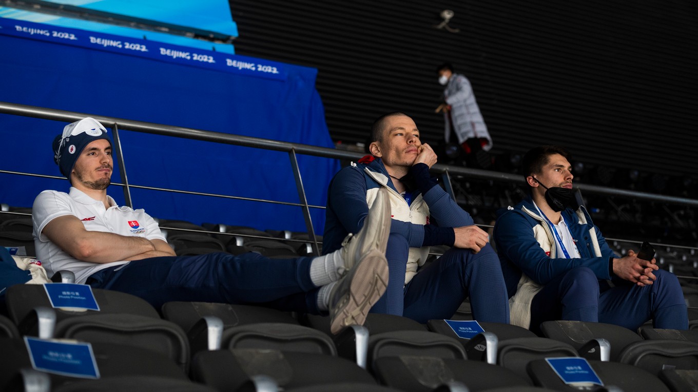 Zľava Peter Zuzin, Marek Ďaloga a Samuel Takáč sledujú zápas Fínsko - Slovensko.