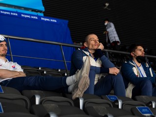Zľava Peter Zuzin, Marek Ďaloga a Samuel Takáč sledujú zápas Fínsko - Slovensko.