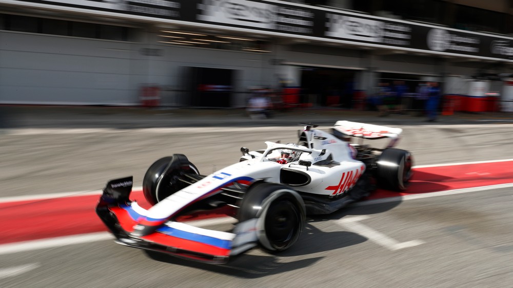 Haas reaguje na vojnu na Ukrajine, v tíme F1 končí ruský jazdec aj sponzor