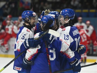 Slovenskí hokejisti do 18 rokov sa tešia z gólu na domácich MS. 