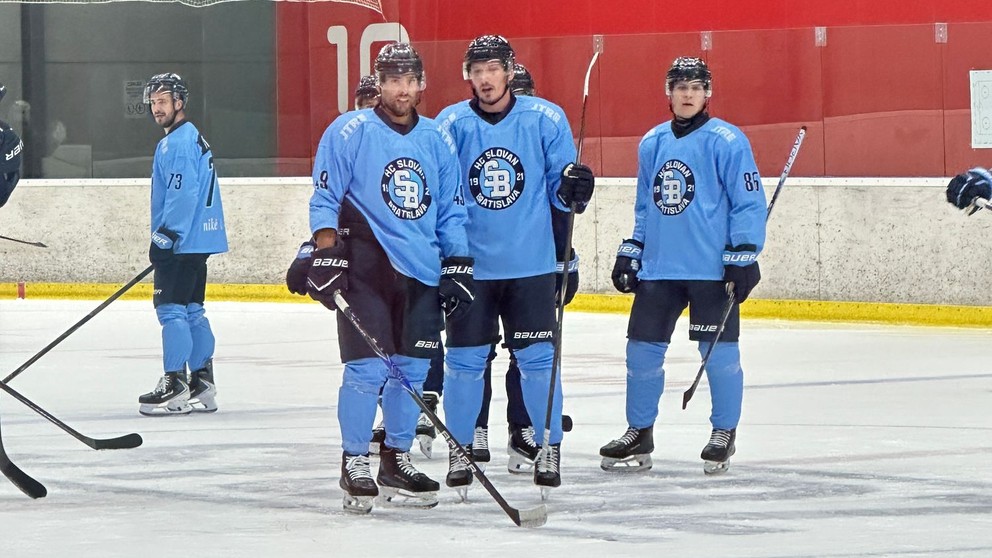 Samuel Buček (uprostred) počas tréningu v novom tíme HC Slovan Bratislava. 