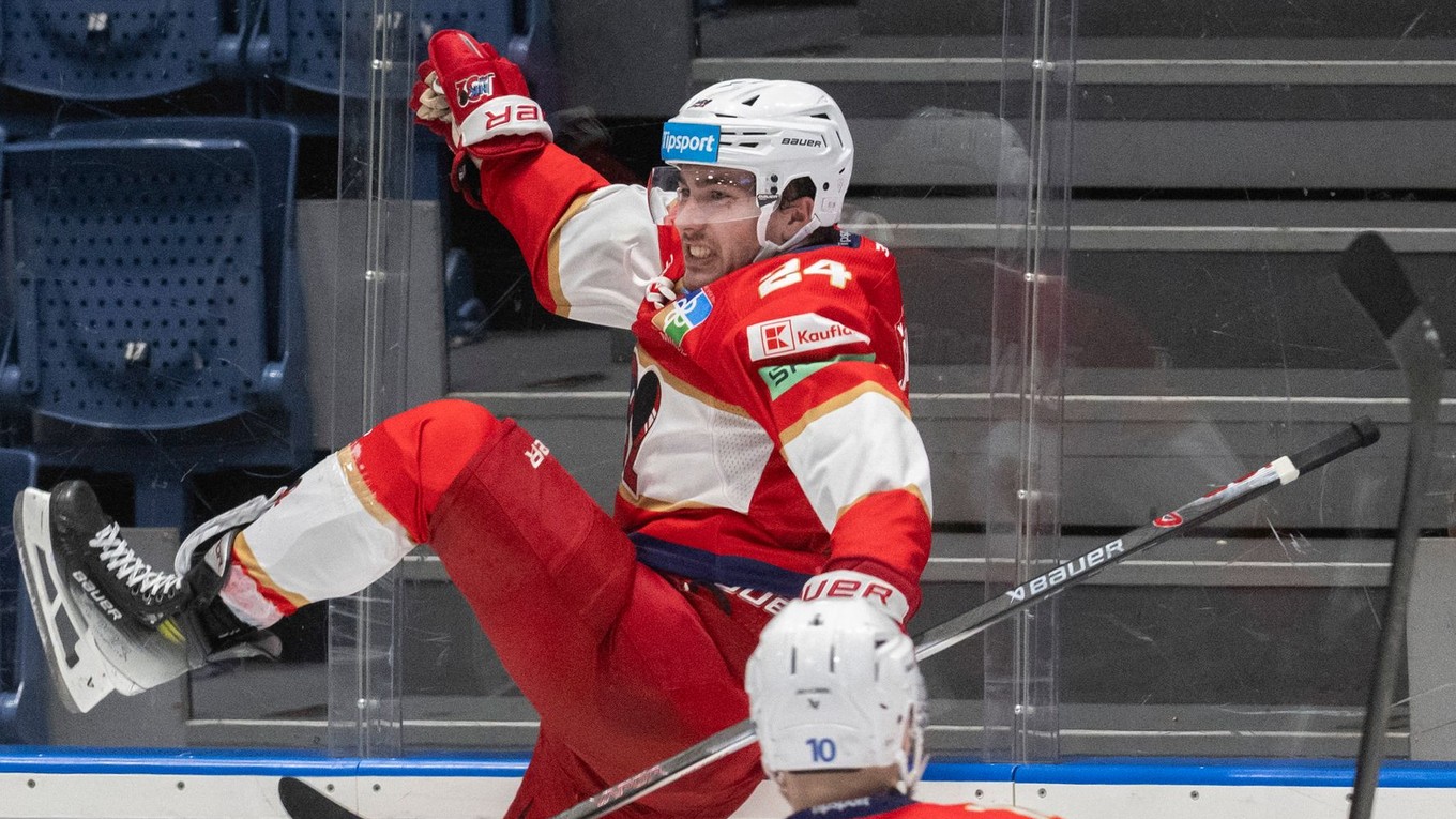 Hráč Liptovského Mikuláša Peter Šandor sa teší z gólu.