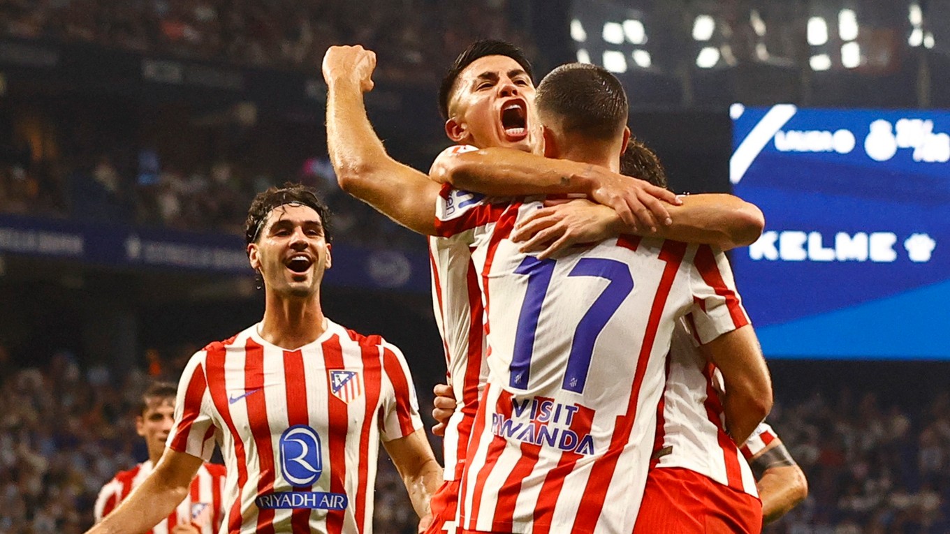 Dávid Hancko oslavuje s Atléticom Madrid gól. 