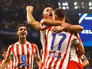 Dávid Hancko oslavuje s Atléticom Madrid gól. 