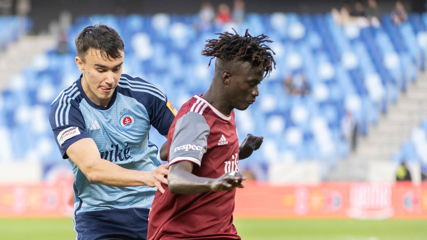 Dávid Strelec (Slovan) a vpravo Mahmudu Bajo (Podbrezová) v zápase 3. kola nadstavbovej časti futbalovej Niké ligy - skupina o titul.