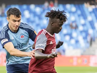 Dávid Strelec (Slovan) a vpravo Mahmudu Bajo (Podbrezová) v zápase 3. kola nadstavbovej časti futbalovej Niké ligy - skupina o titul.