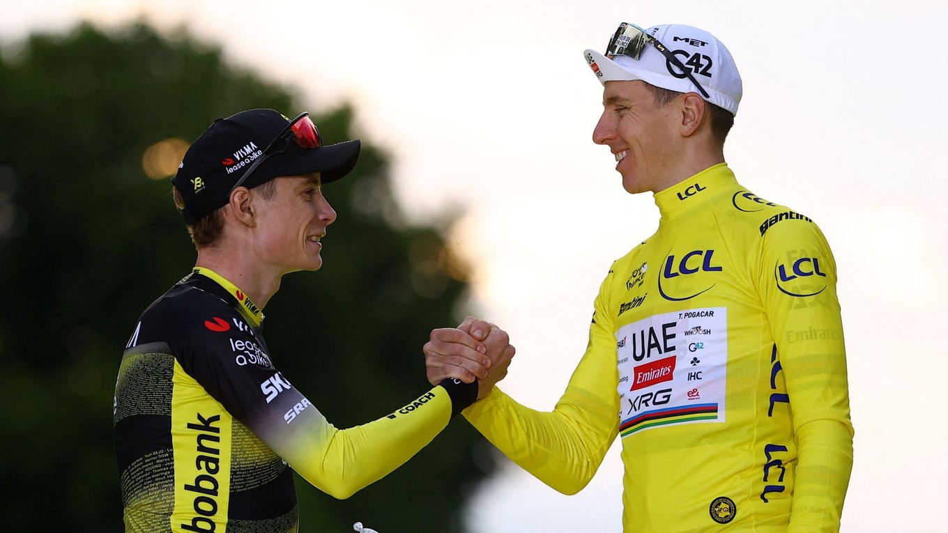 Jonas Vingegaard (vľavo) gratuluje Tadejovi Pogačarovi k víťazstvu na Tour de France 2025.