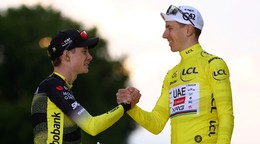 Jonas Vingegaard (vľavo) gratuluje Tadejovi Pogačarovi k víťazstvu na Tour de France 2025.