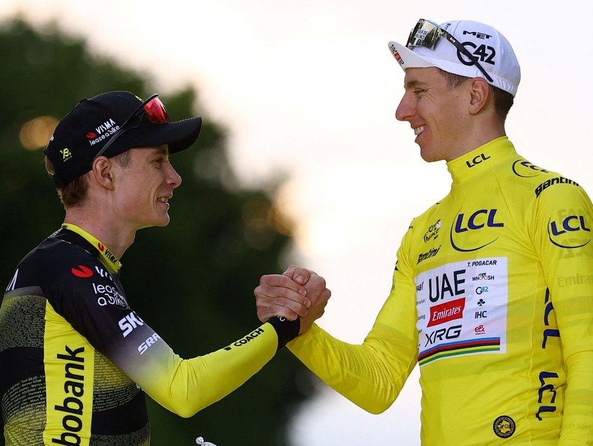 Jonas Vingegaard (vľavo) gratuluje Tadejovi Pogačarovi k víťazstvu na Tour de France 2025.