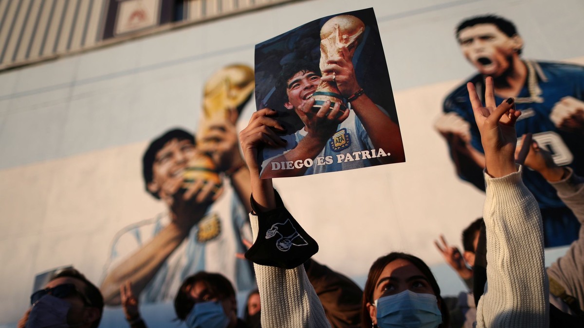 Deti Diega Maradonu žiadajú, aby jeho telo bolo vystavené v mauzóleu. 