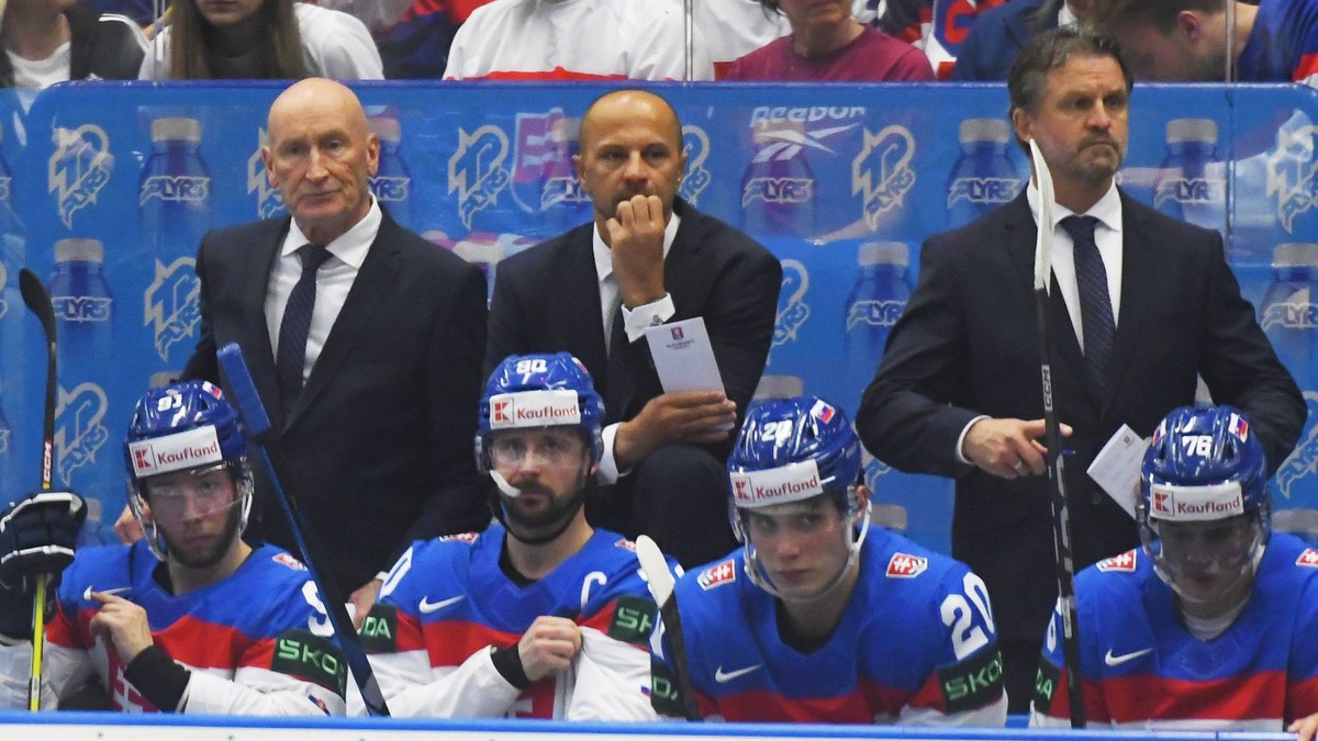 Na snímke vľavo hore tréner Craig Ramsay (Slovensko) v zápase B-skupiny Francúzsko - Slovensko.