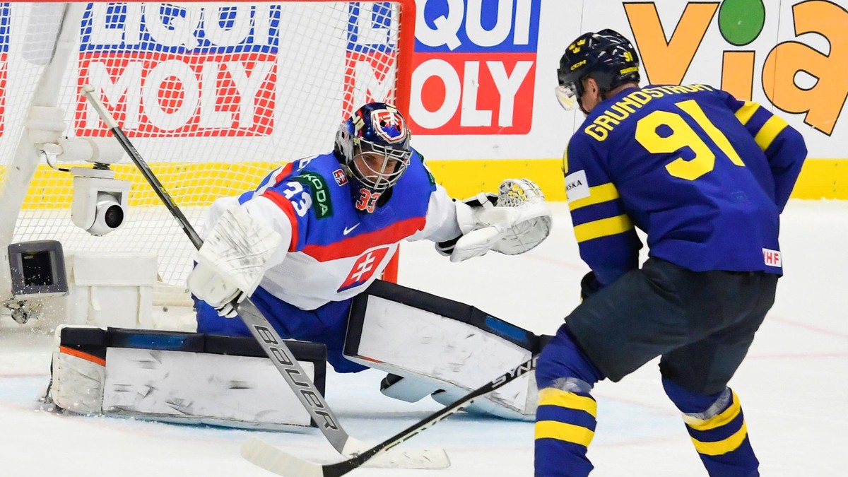 Brankár Stanislav Škorvánek (Slovensko) a Carl Grundström (Švédsko) v zápase základnej B-skupiny Švédsko - Slovensko.