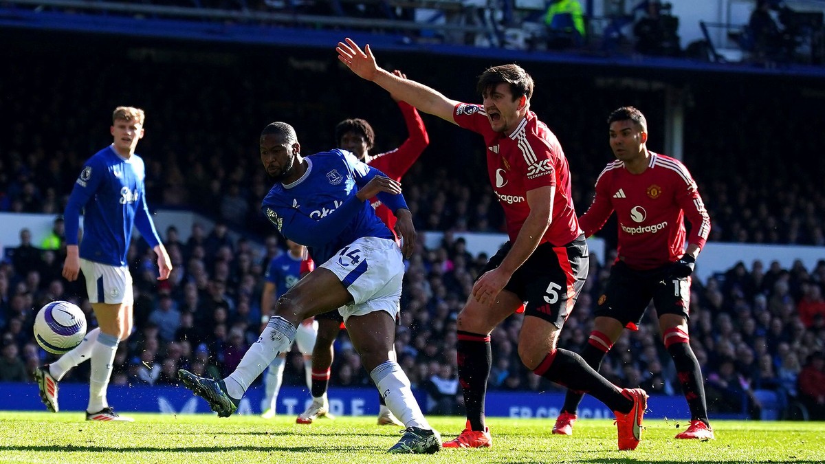 Hráč Evertonu Beto strieľa gól v zápase proti Manchestru United.