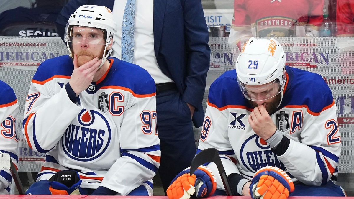 Sklamaní Connor McDavid (vľavo) a Leon Draisaitl po prehre vo finále play-off NHL. 