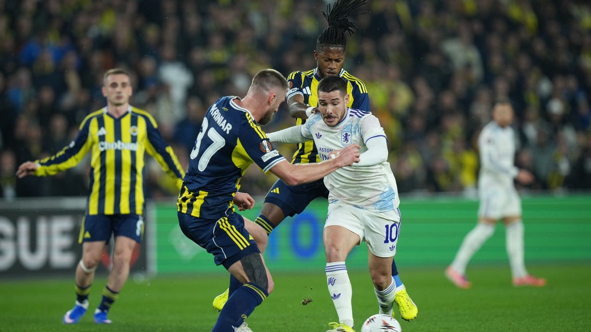 Hráč Aston Villy Emiliano Buendía (vpravo) bojuje o loptu s hráčom Fenerbahce Milanom Škriniarom.