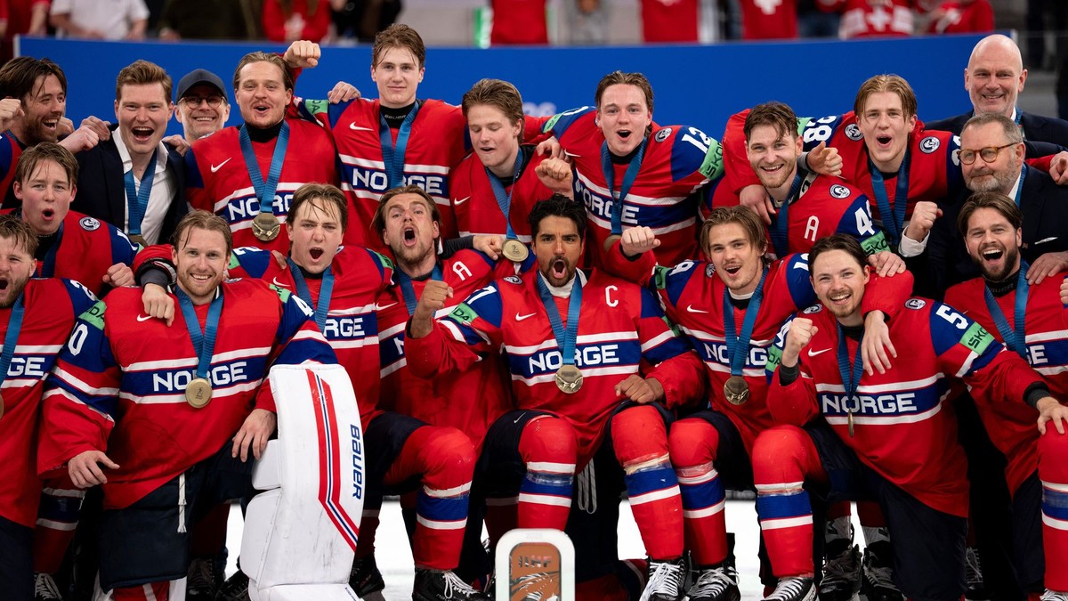 Hráči Nórska pózujú s bronzovými medailami na MS v hokeji 2026. 