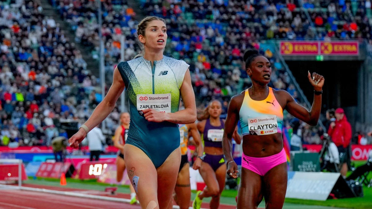 Emma Zapletalová zo Slovenska a Rushell Clayton z Jamajky v behu na 400 metrov cez prekážky žien počas atletického mítingu Diamantovej ligy v Osle.