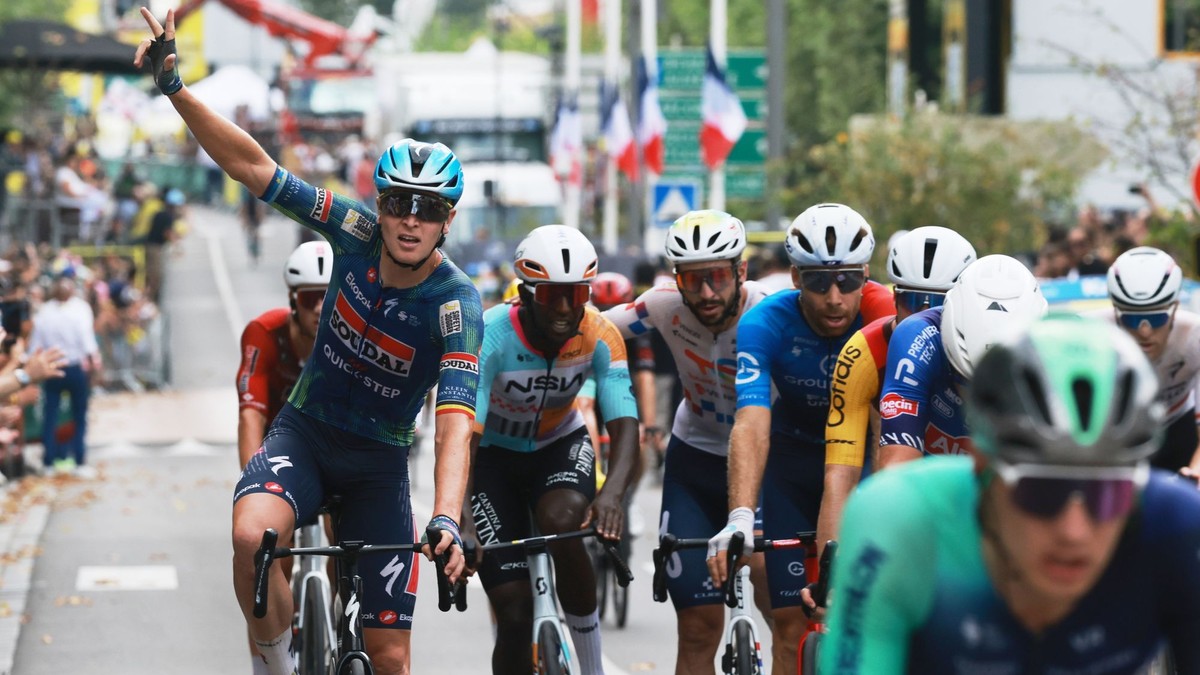 Tim Merlier oslavuje výhru v 12. etape na Tour de France 2026. 