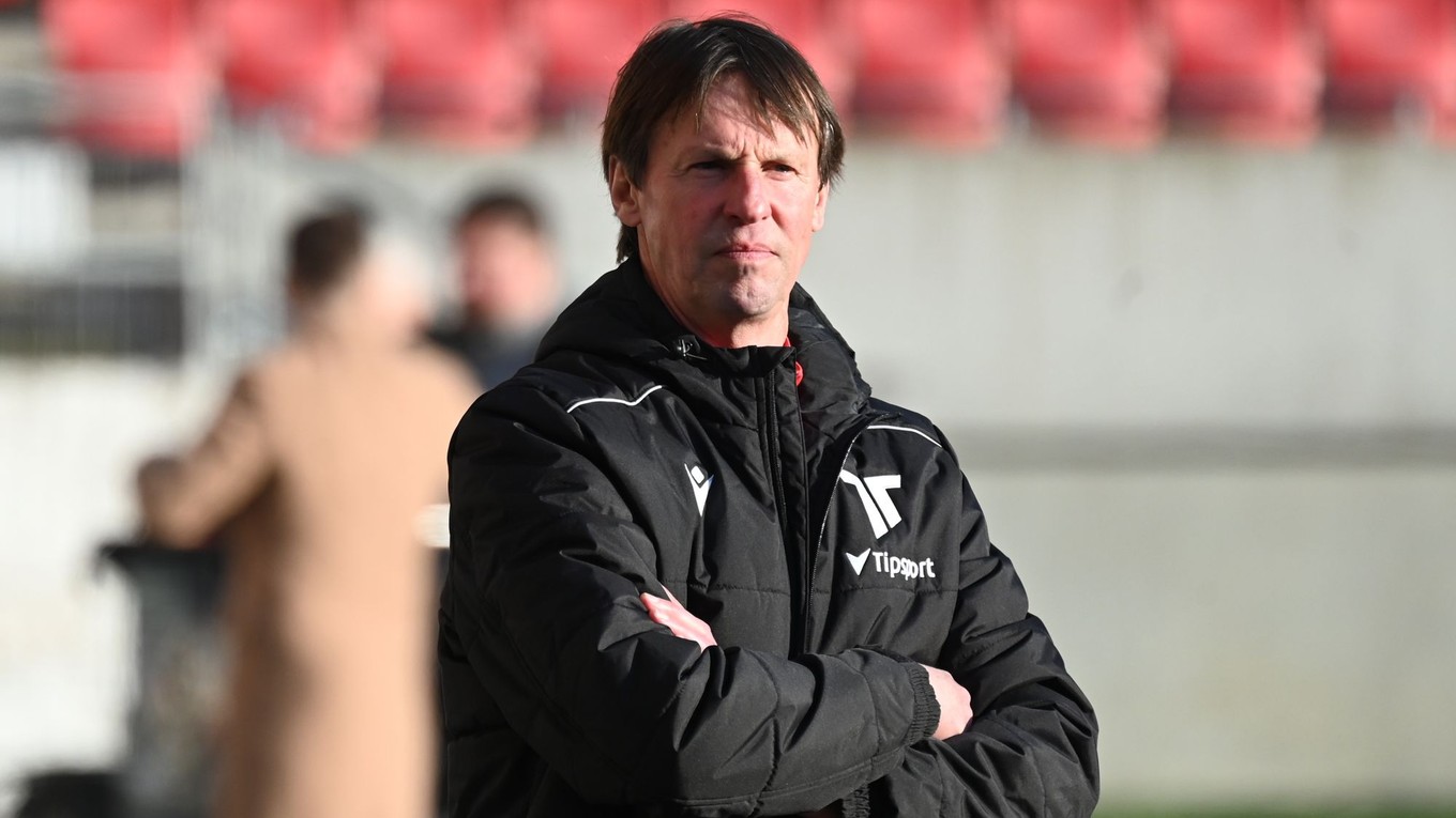 Na snímke je tréner Trenčína František Straka. 