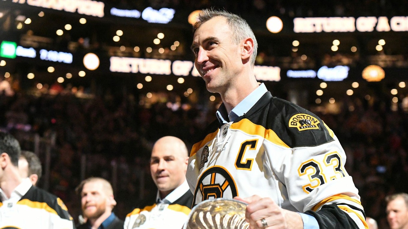 Víťazi Stanleyho pohára z roku 2011 pri oslavách storočnice Bostonu Bruins.